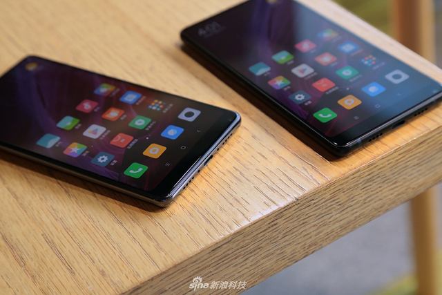 小米MIX2上手图赏:尺寸变小手感更好