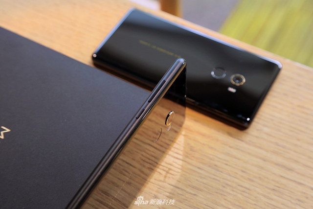 小米MIX2上手图赏:尺寸变小手感更好