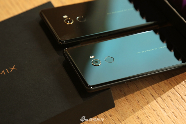 小米MIX2上手图赏:尺寸变小手感更好