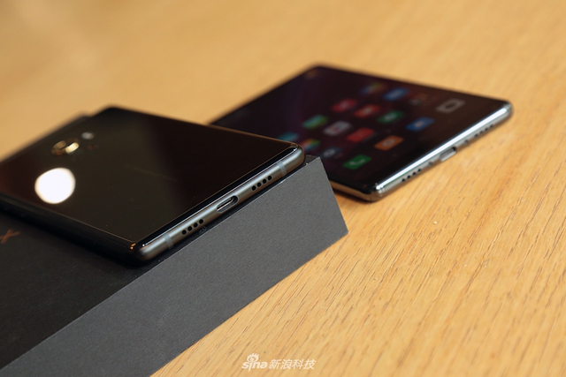小米MIX2上手图赏:尺寸变小手感更好