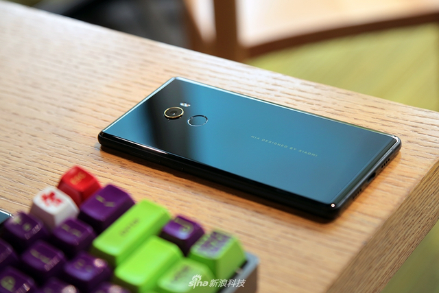小米MIX2上手图赏:尺寸变小手感更好