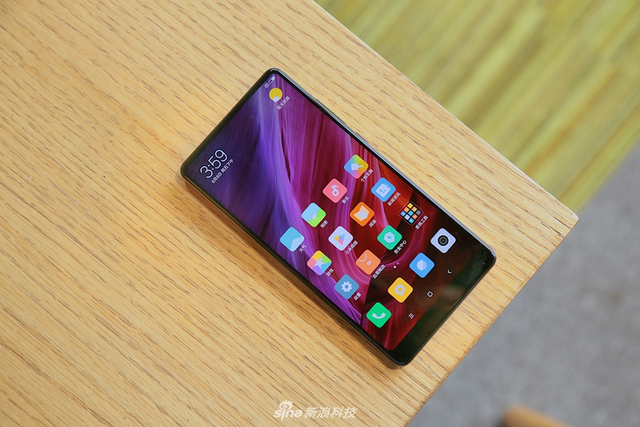小米MIX2上手图赏:尺寸变小手感更好