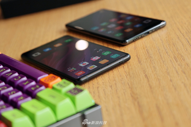 小米MIX2上手图赏:尺寸变小手感更好