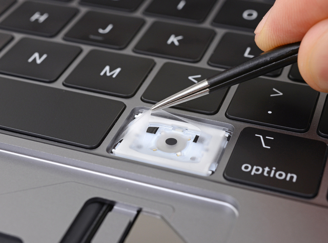 新13英寸MacBook Pro拆解:电池更沉 电源键盘重新设计
