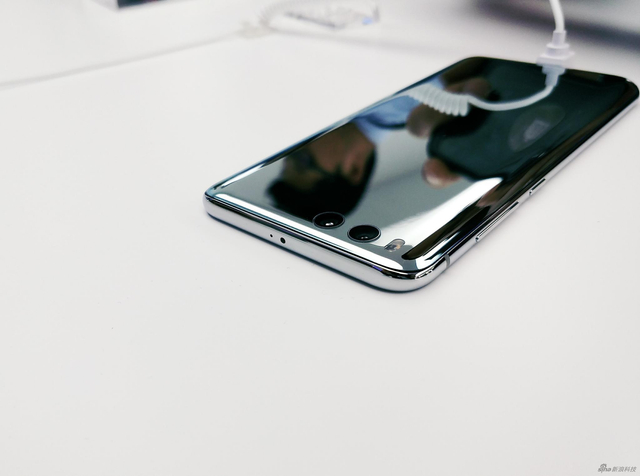 四曲面陶瓷机身 小米6现场实拍图赏