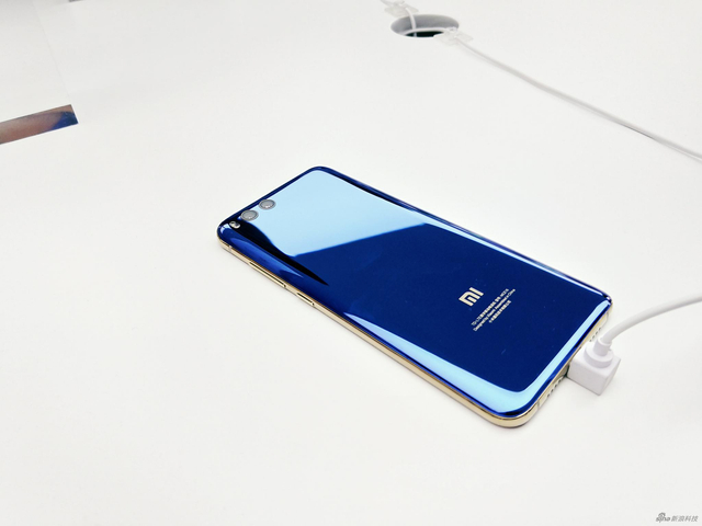 四曲面陶瓷机身 小米6现场实拍图赏