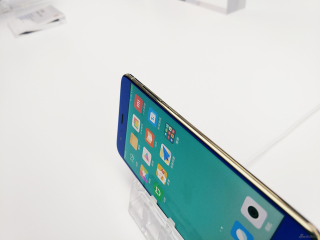 四曲面陶瓷机身 小米6现场实拍图赏