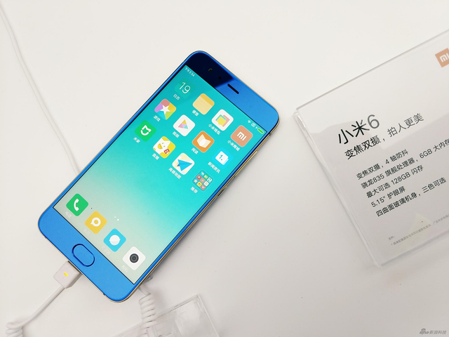 四曲面陶瓷机身 小米6现场实拍图赏