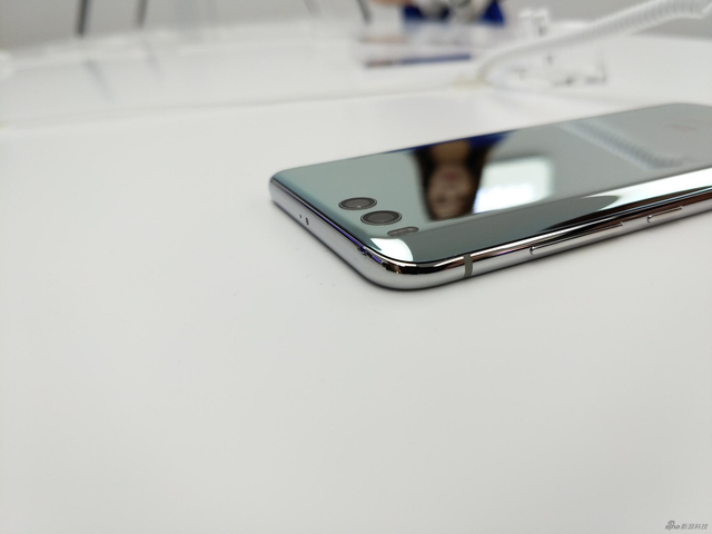 四曲面陶瓷机身 小米6现场实拍图赏