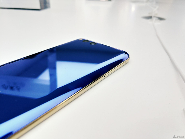 四曲面陶瓷机身 小米6现场实拍图赏