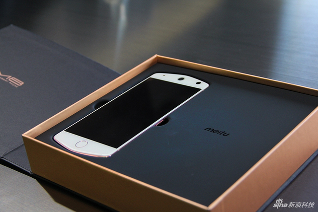 玩上人工智能 美图M8手机开箱图赏