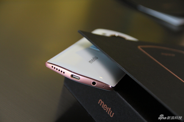 玩上人工智能 美图M8手机开箱图赏