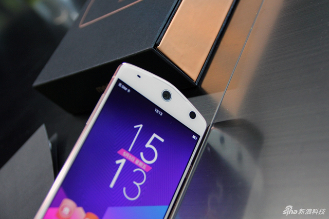 玩上人工智能 美图M8手机开箱图赏