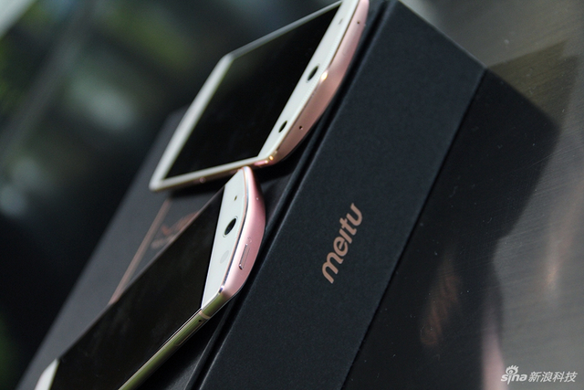 玩上人工智能 美图M8手机开箱图赏