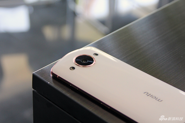 玩上人工智能 美图M8手机开箱图赏