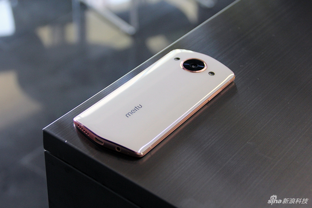 玩上人工智能 美图M8手机开箱图赏