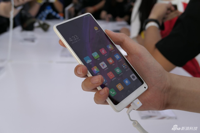 温润如玉 陶瓷白小米MIX 2现场实拍图赏