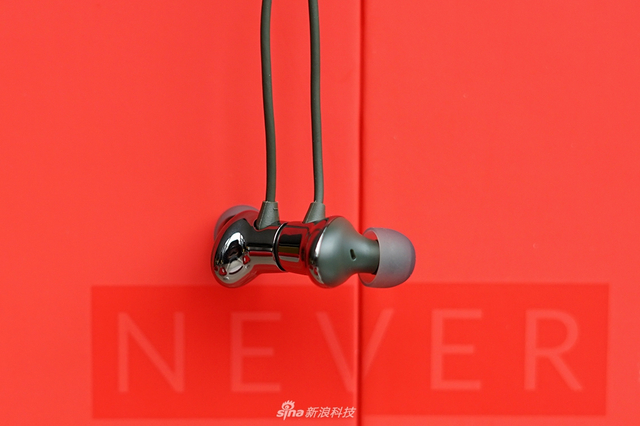 一加7T开箱图赏：除了心心念的手机 还有一波配件