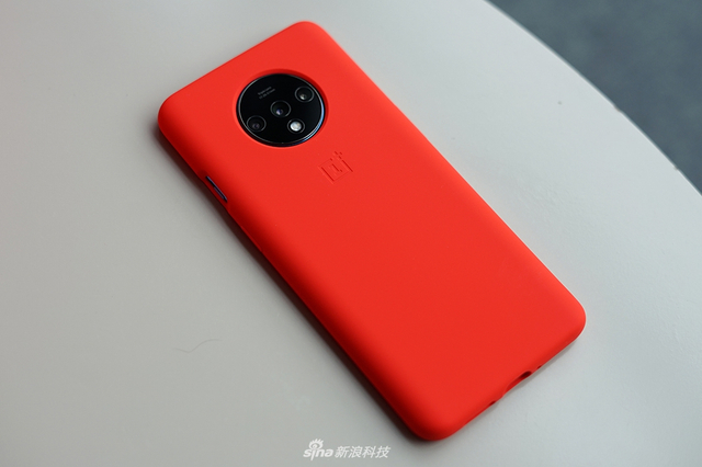 一加7T开箱图赏：除了心心念的手机 还有一波配件