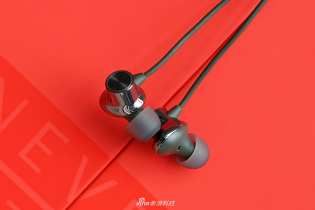 一加7T开箱图赏：除了心心念的手机 还有一波配件