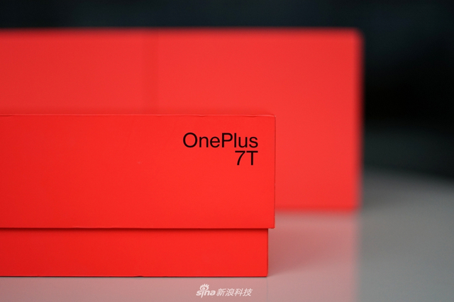 一加7T开箱图赏：除了心心念的手机 还有一波配件