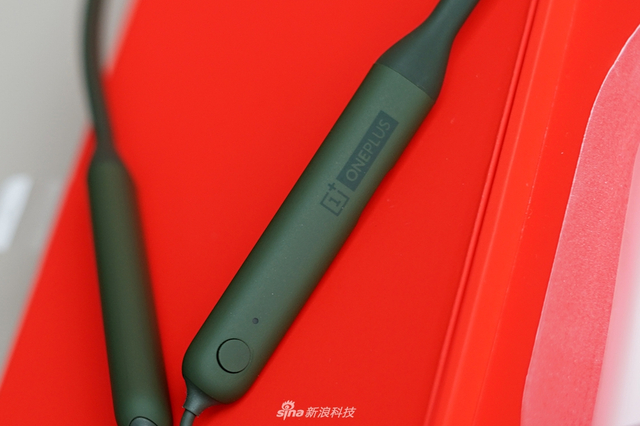 一加7T开箱图赏：除了心心念的手机 还有一波配件