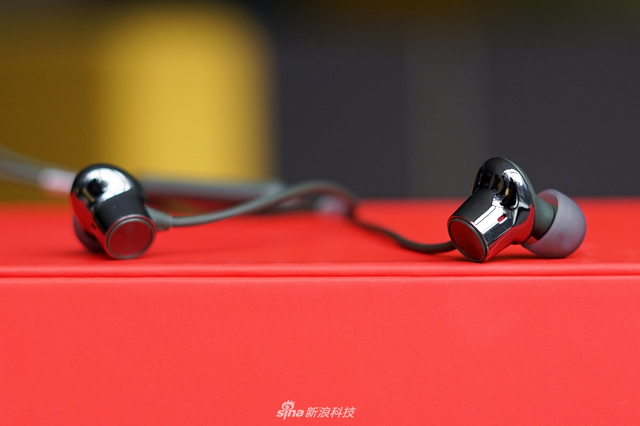 一加7T开箱图赏：除了心心念的手机 还有一波配件