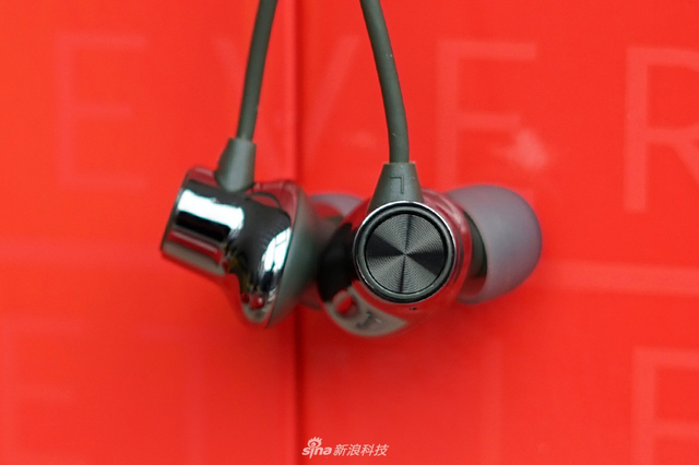 一加7T开箱图赏：除了心心念的手机 还有一波配件