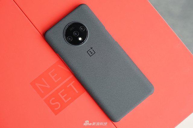 一加7T开箱图赏：除了心心念的手机 还有一波配件