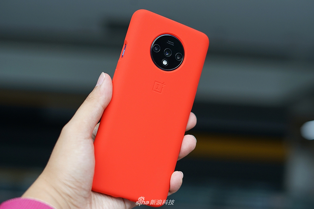 一加7T开箱图赏：除了心心念的手机 还有一波配件