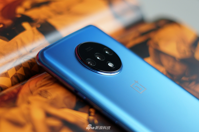 一加7T开箱图赏：除了心心念的手机 还有一波配件