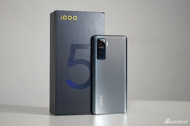 低调不张扬 iQOO 5手机皓影配色图赏