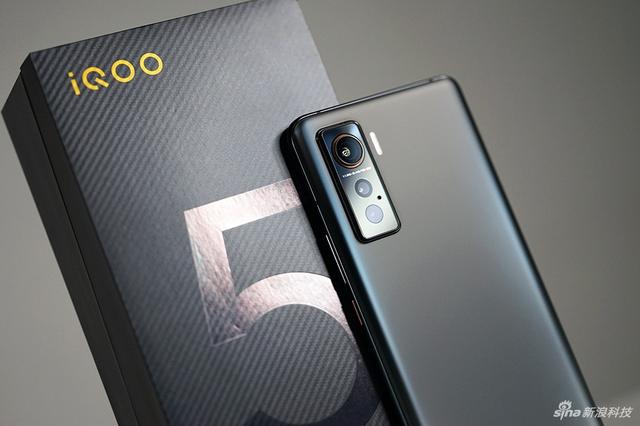 低调不张扬 iQOO 5手机皓影配色图赏