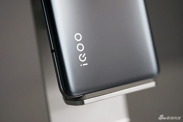 低调不张扬 iQOO 5手机皓影配色图赏