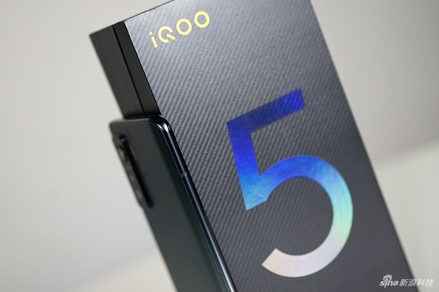 低调不张扬 iQOO 5手机皓影配色图赏