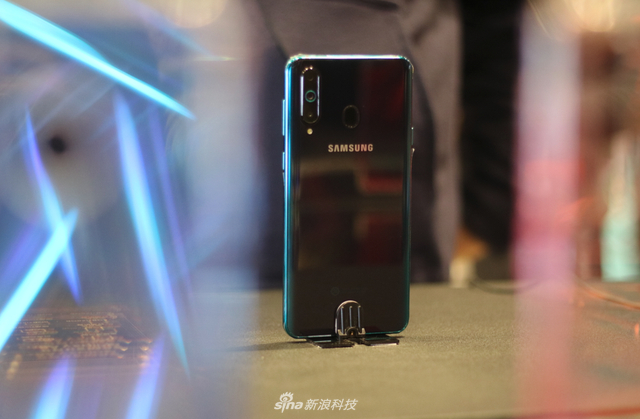 首款“打孔屏”手机 三星Galaxy A8s现场图赏