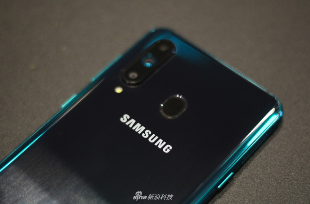 首款“打孔屏”手机 三星Galaxy A8s现场图赏