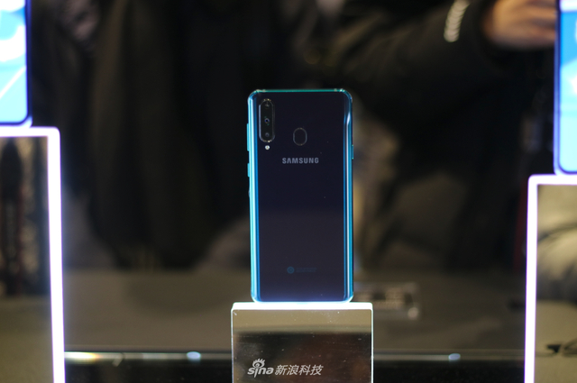 首款“打孔屏”手机 三星Galaxy A8s现场图赏