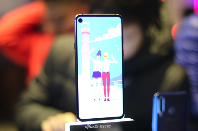 首款“打孔屏”手机 三星Galaxy A8s现场图赏