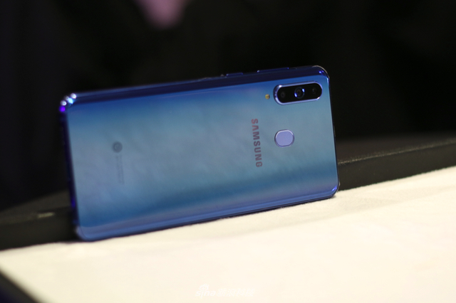 首款“打孔屏”手机 三星Galaxy A8s现场图赏