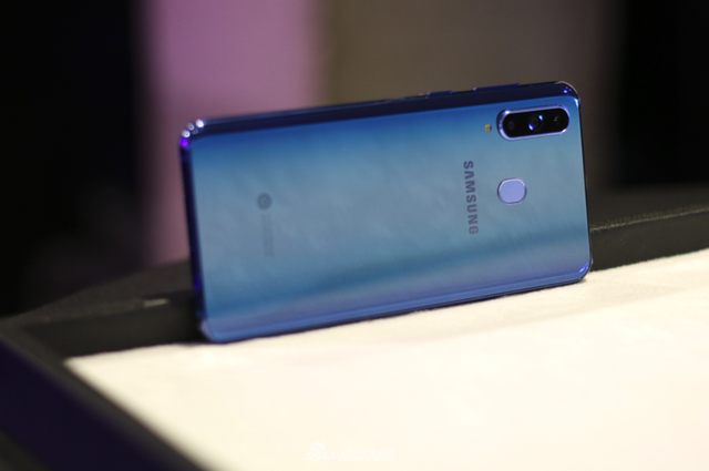 首款“打孔屏”手机 三星Galaxy A8s现场图赏