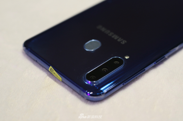 首款“打孔屏”手机 三星Galaxy A8s现场图赏