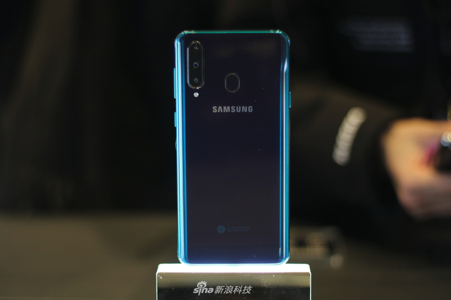 首款“打孔屏”手机 三星Galaxy A8s现场图赏
