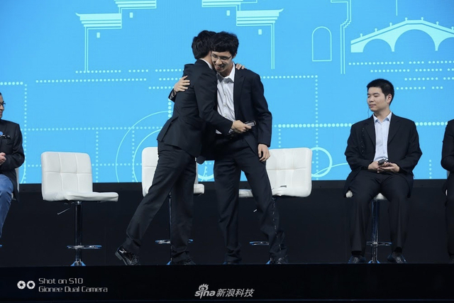 柯洁拥抱连笑