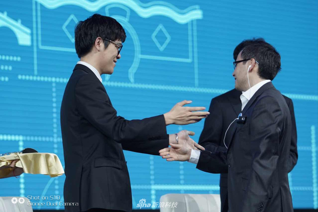 赛后发布会柯洁拥抱连笑