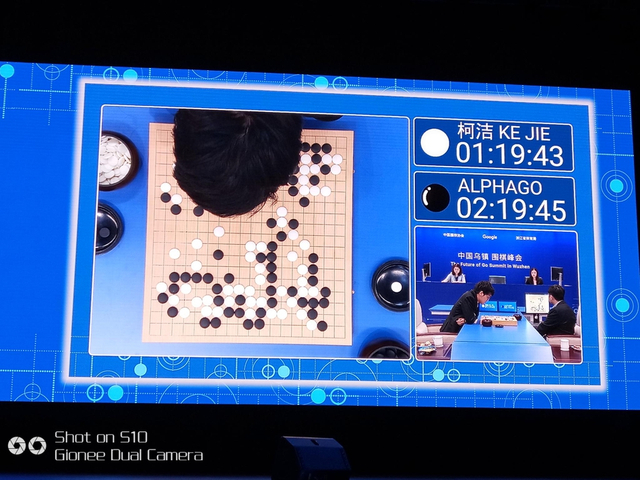 柯洁俯身看棋局