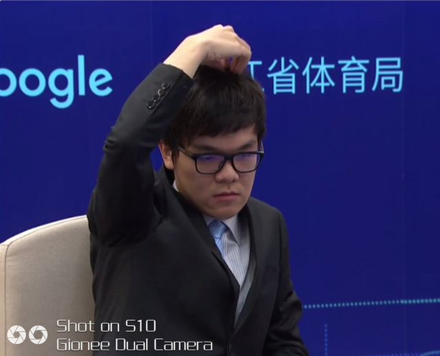 柯洁在赛中抓头发