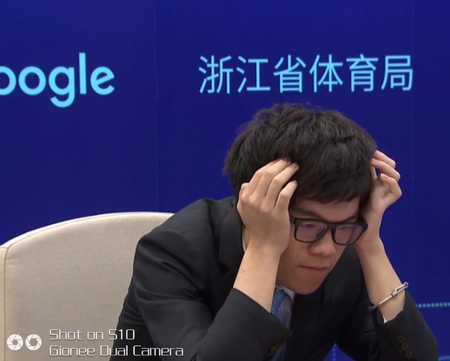 柯洁在比赛中扶额