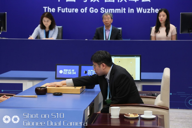 代表AlphaGo下子的黄士杰博士