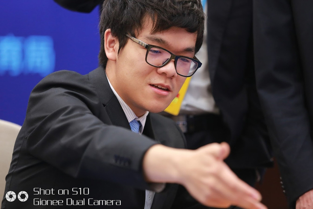 围棋峰会第二局：柯洁认输 AlphaGo中盘获胜